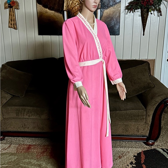 Vintage • 1970’s • Pink/ White • Size Medium • Robe • Floral • Embroidery - Picture 10 of 16